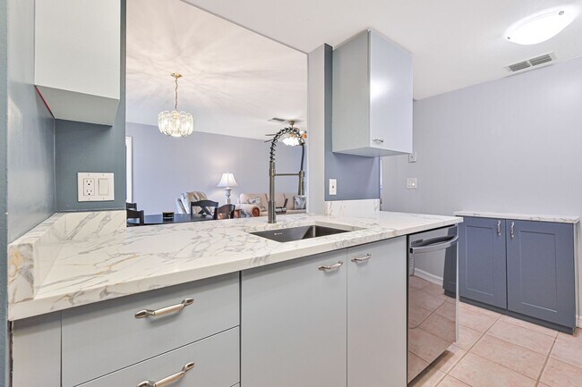 Building Photo - ** 2/2 First Floor Condo ~ Cross Creek ~ R...