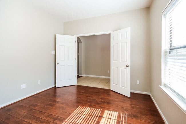 Building Photo - 2407 Lexington Park Dr