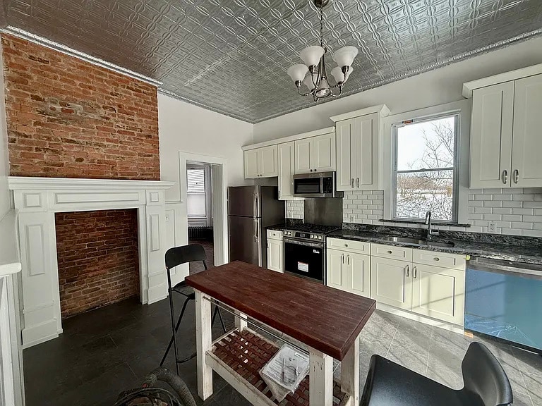 Large Eat-in Kitchen - 388 Princeton Ave