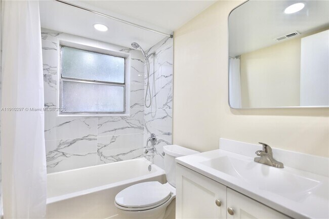 Building Photo - 10016 Twin Lakes Dr