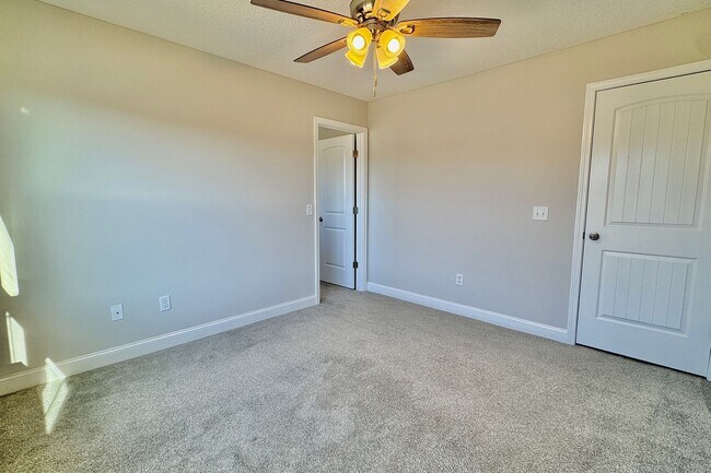 Building Photo - AVAILABLE EARLY DECEMBER (Small Pets Only)