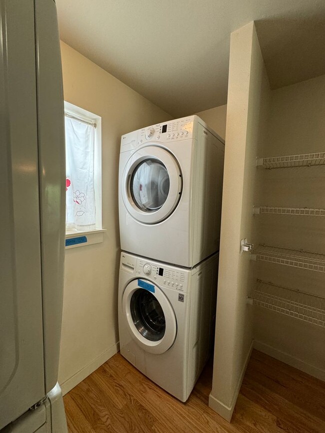 Building Photo - Spacious 9-Bedroom Home in Seattle’s Unive...