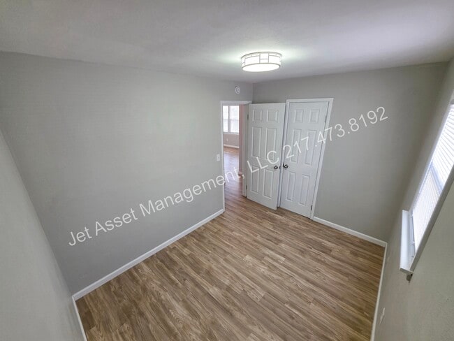 Building Photo - 3 bed, 1.5 baths, 2 car garage, fenced yard!