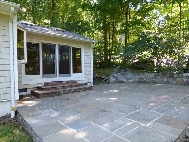 Building Photo - 5 Candlewood Lake Dr