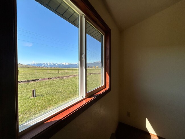 Building Photo - 2 bed, 1 Bath in Hamilton. Includes one ca...