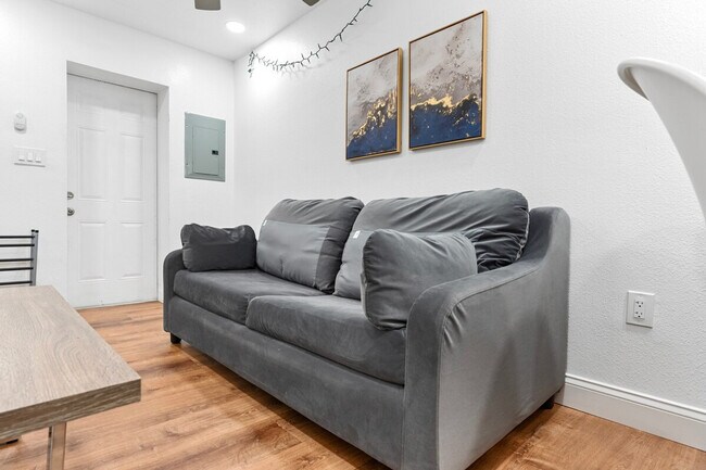 Building Photo - 1015 E 25th Ave