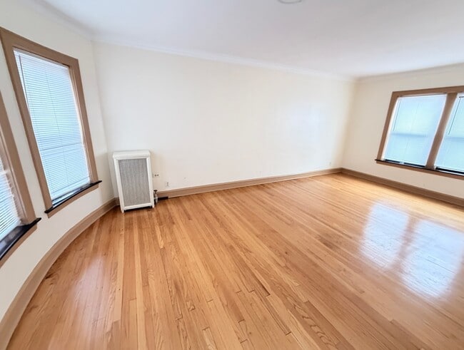 Building Photo - 6436 N Hamilton Ave