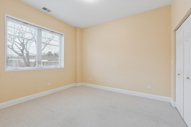 Building Photo - 5758 N California Ave