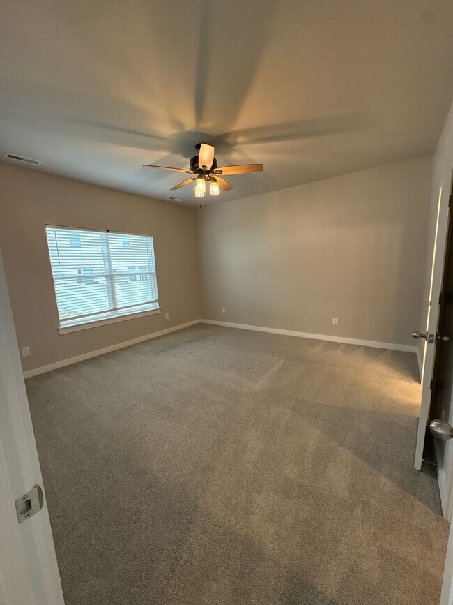 Building Photo - Beautiful 3 Bed 2 Bath Home in Shelbyville