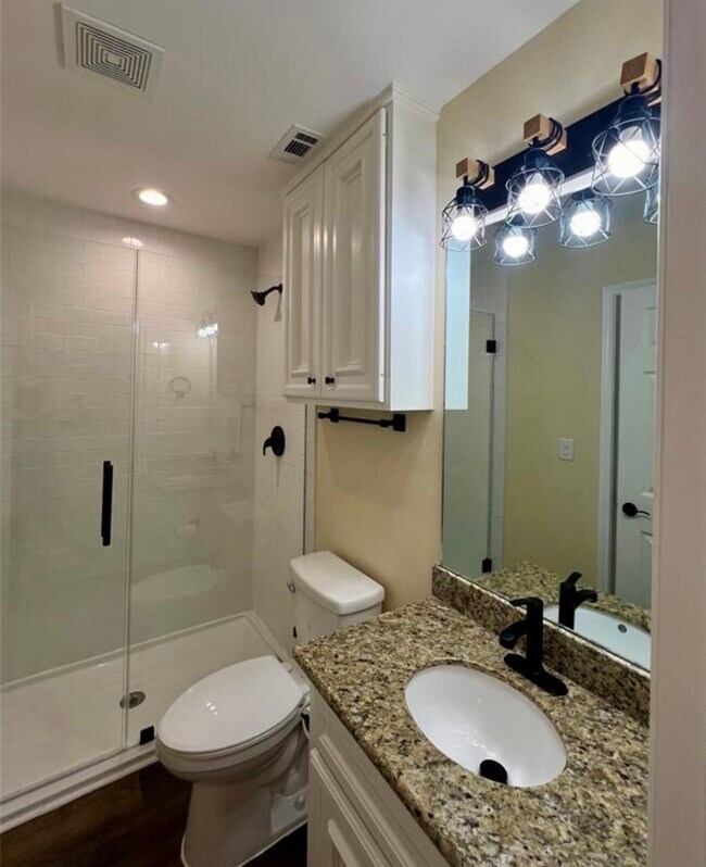 Building Photo - 340 Oak Ridge Dr