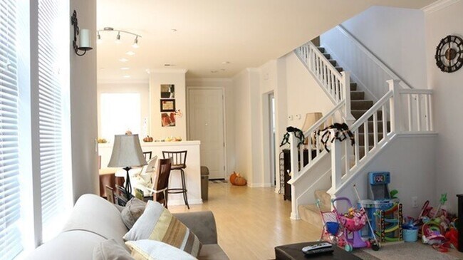 Building Photo - 7861 Dickens Way
