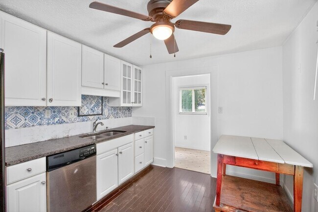 Building Photo - 3008 Lakeshore Dr