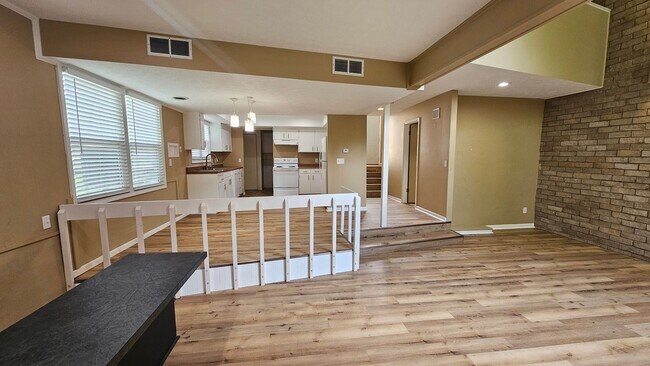 Building Photo - 557-559 Bailey Drive
