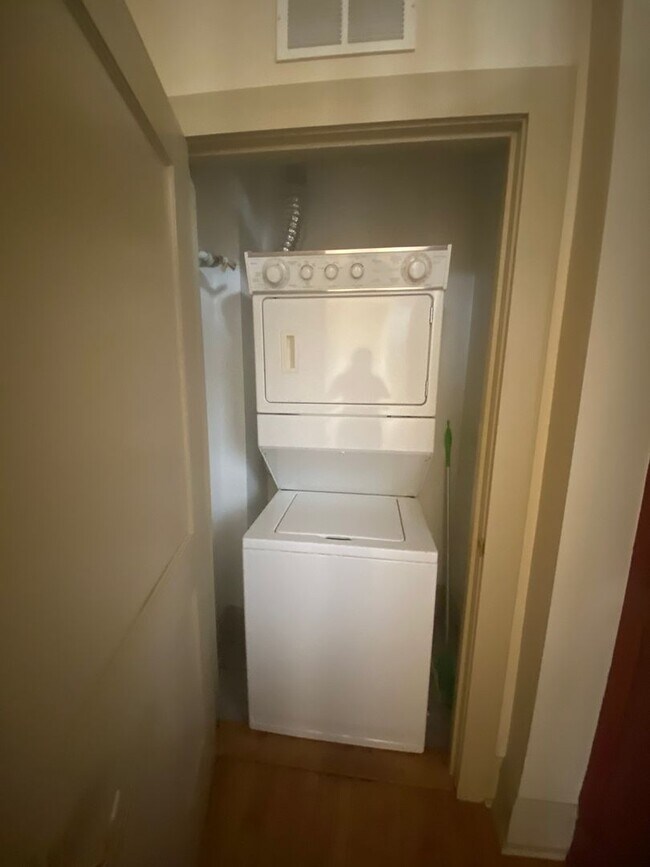 Building Photo - Updated 1 Bed Apt with washer and dryer in...