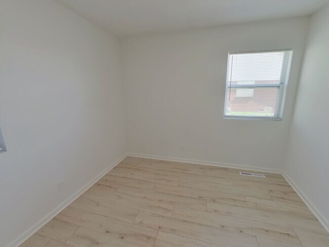 Building Photo - 5BR Renovated Home - Accepting Section 8
