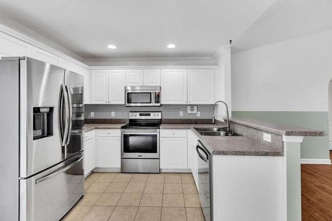 Building Photo - 3 bedroom with Community POOL!