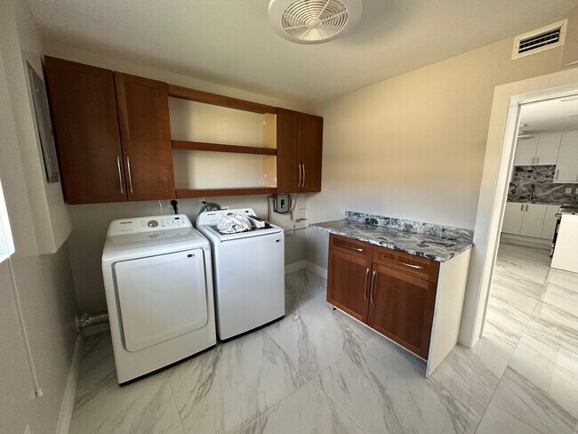 Building Photo - 765 E Dayton Cir