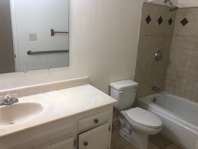 Building Photo - NICE ONE BEDROOM, LOWER LEVEL APARTMENT IN...