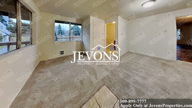 Building Photo - 50% off on the first full month's rent if the move-in occurs by 5/31.