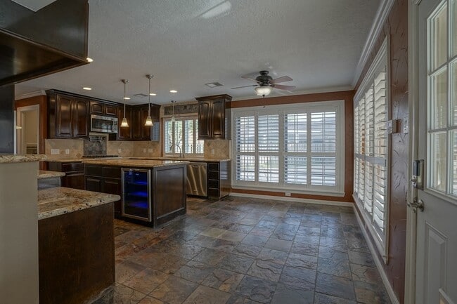 Building Photo - 2108 Lakeway Dr