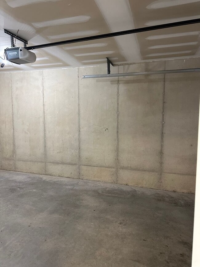 Building Photo - Beautiful Townhouse Available in York