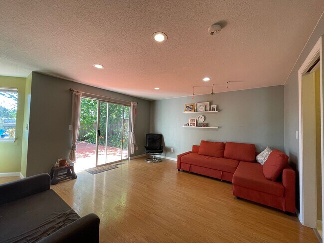 Building Photo - Charming Rock Creek 3 Bed 2.5 Bath - Centr...