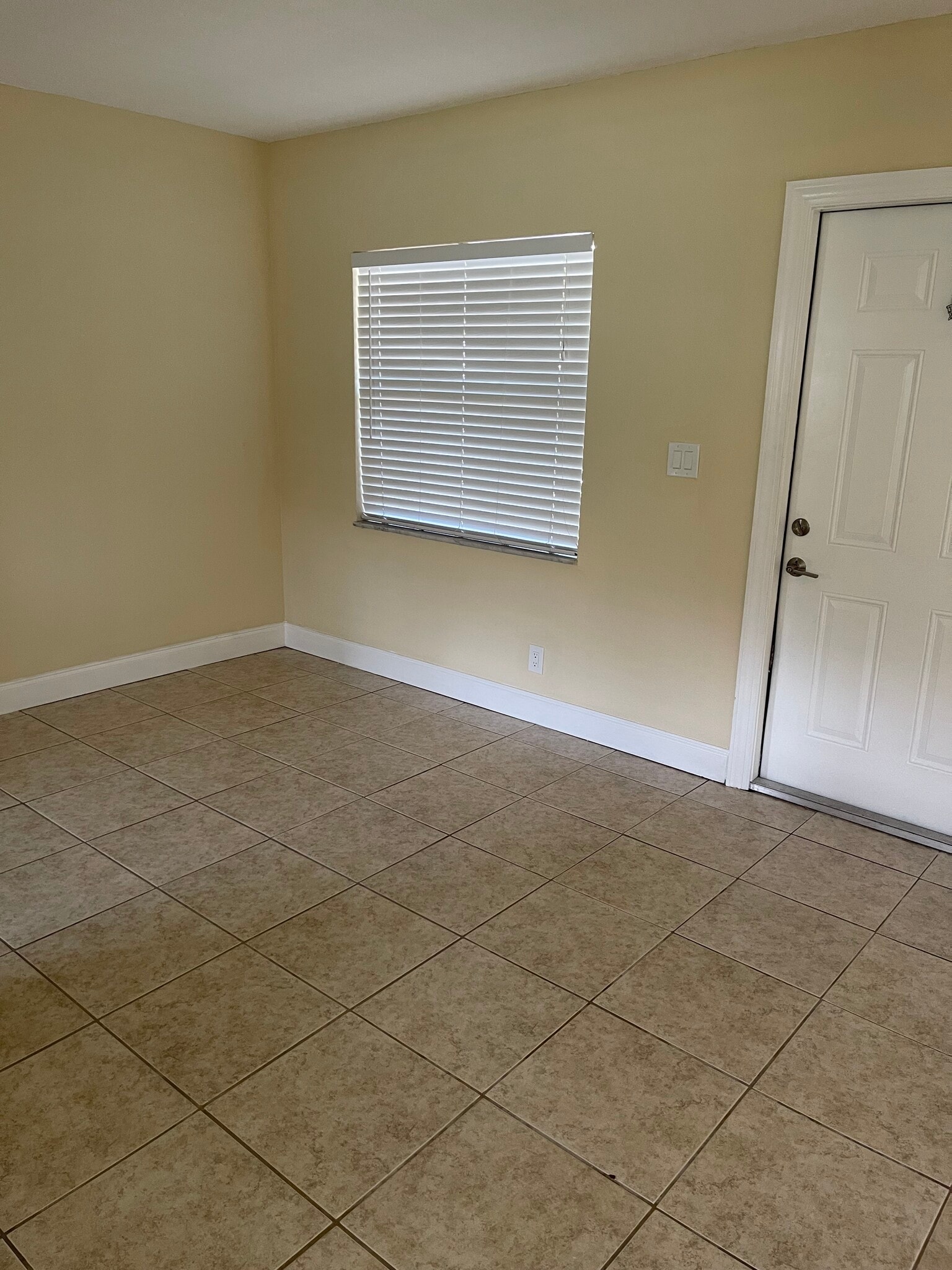 Dining area - 300 SW 16th Ct