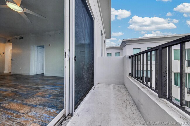 Building Photo - 2401 NE 65th St