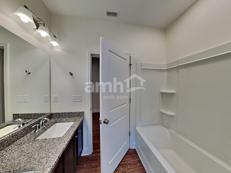 Building Photo - 151 Banyan Frst Dr