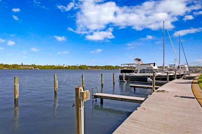 Building Photo - 3889 Pompano Dr SE