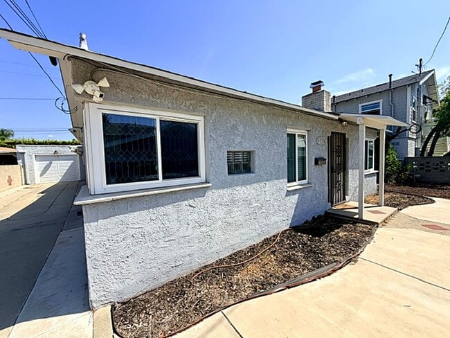 Building Photo - 445 1/2 E. Puente St