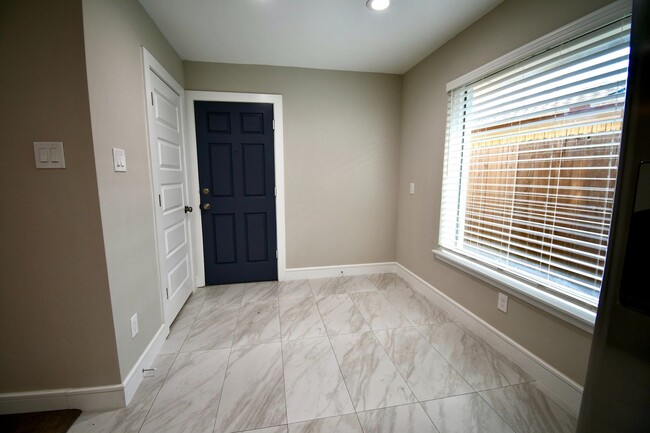 Building Photo - Beautifully remodeled 4 bedroom, 3 Bath