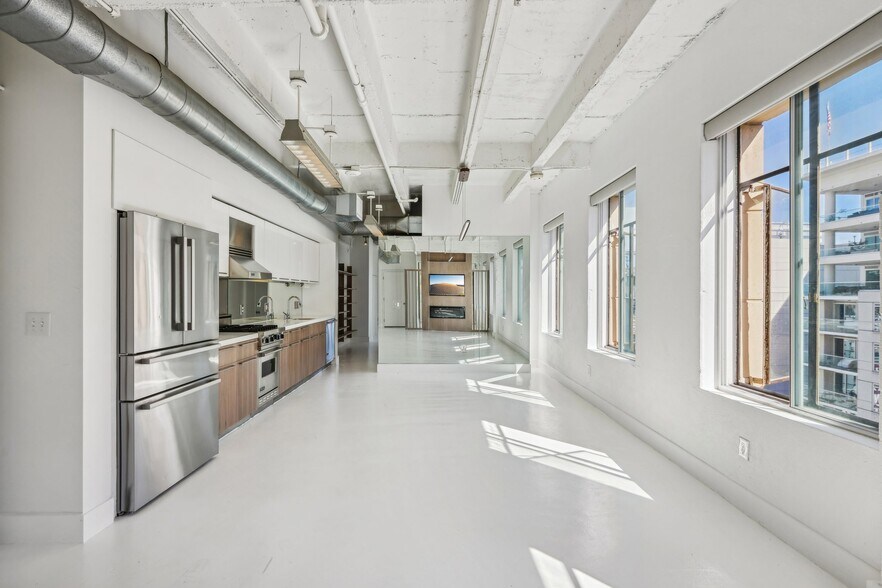 Building Photo - 6253 Hollywood Blvd