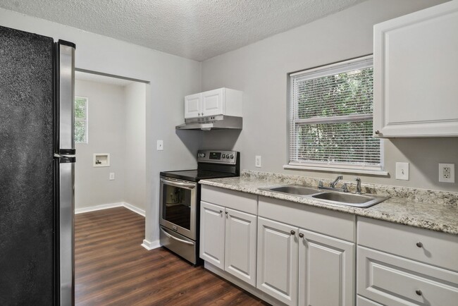 Building Photo - Large 3BR/1BA Near Ardsley Park House For Rent