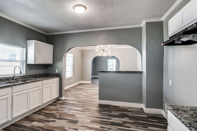 Building Photo - Single-Family Home Available!