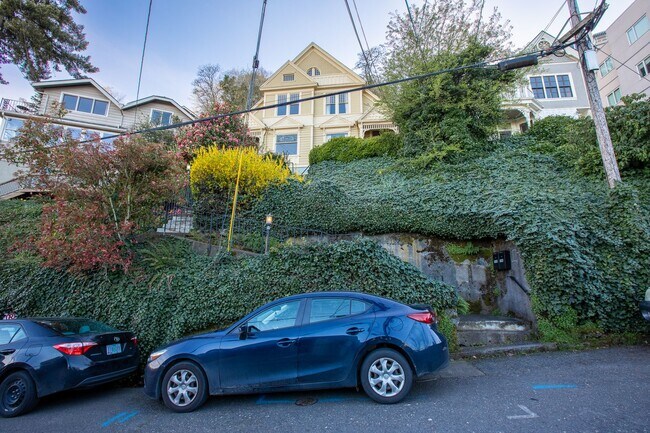 Building Photo - 1940-1946-1946 SW Market St Dr