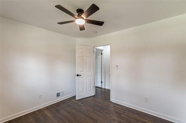 Building Photo - 2352 Glendale Dr