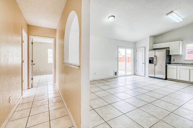 Building Photo - 3 Bed 2 bathrooms house 79936