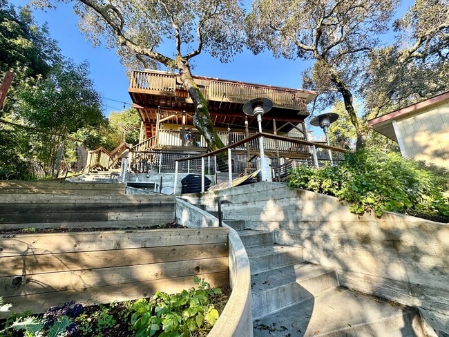 Building Photo - Fairfax Hillside Flat w/Valley Views
