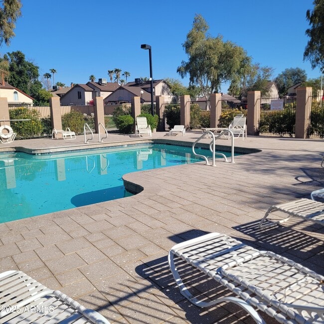 Building Photo - 1622 N Comanche Dr