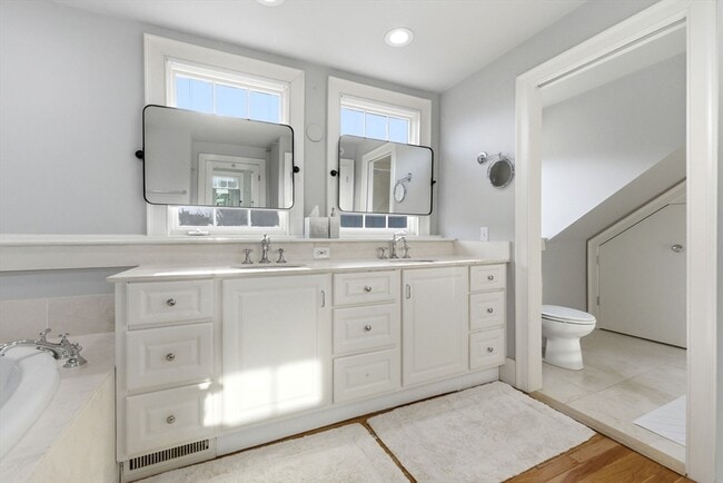 Building Photo - 50 River St