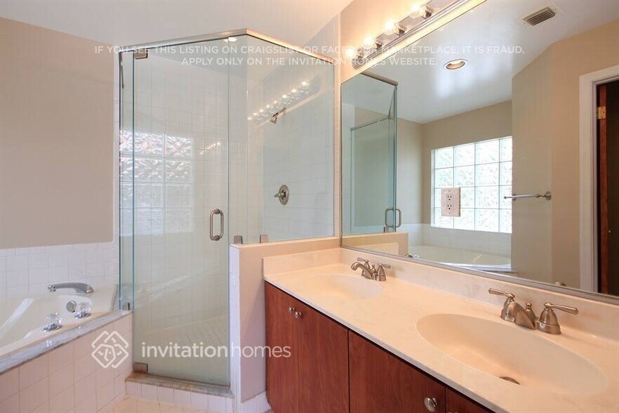 Building Photo - 5700 NW 60th Pl