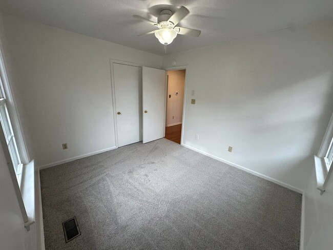 Building Photo - Beautiful apartment in Concord area! Half ...