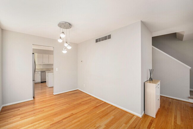 Building Photo - 3361 Cromwell Rd
