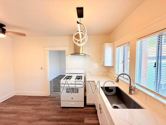 Building Photo - 1910.5 Daly St