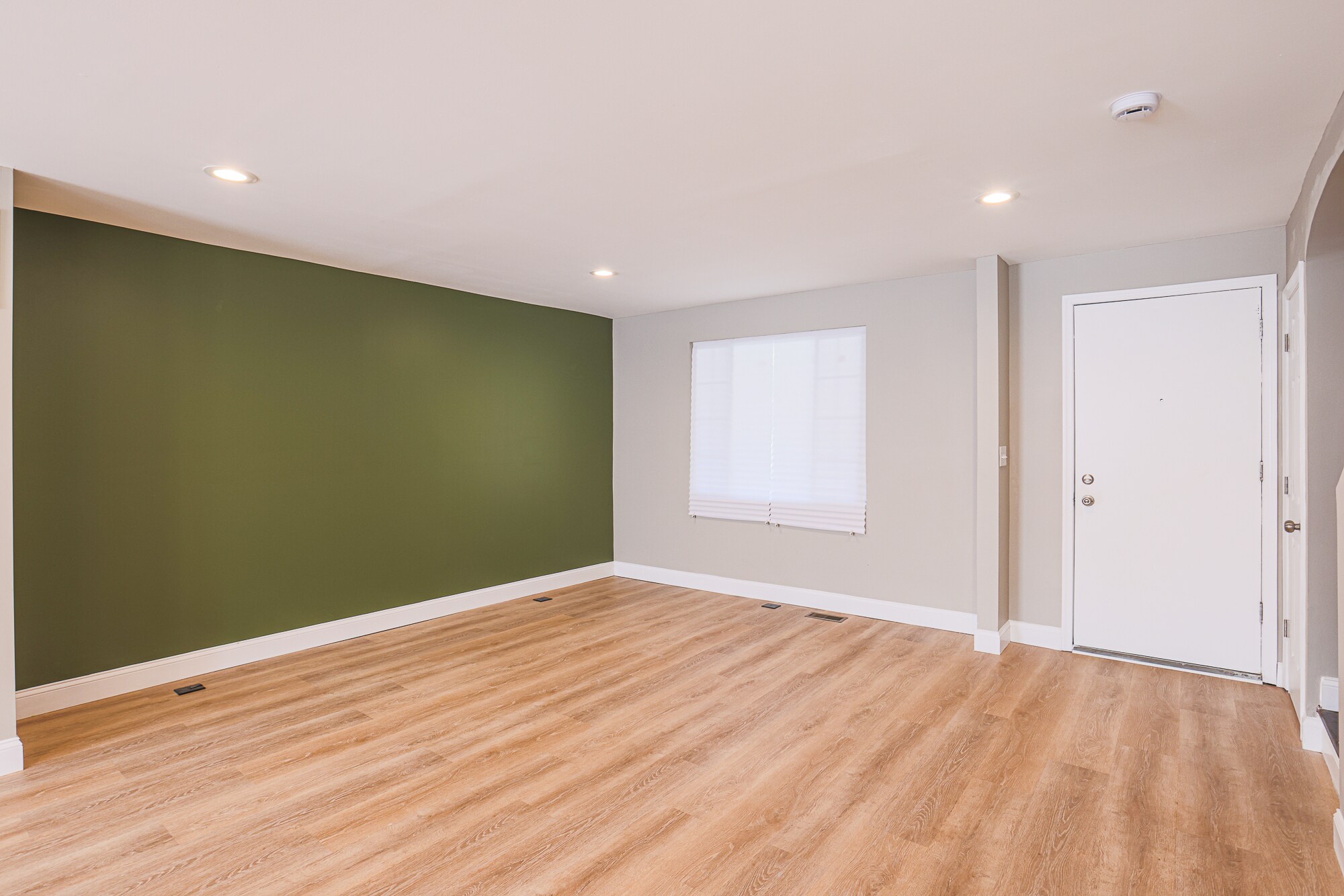 Open concept kitchen and living room - 3825 Rexmere Rd