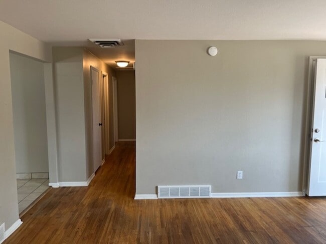 Building Photo - Lovely 5-bedroom, 2-1/2 bath home.  Centrally-located in Longmont with convenient access to shopp...