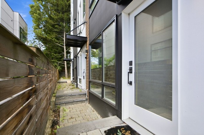 Building Photo - 3B3B cozy townhome