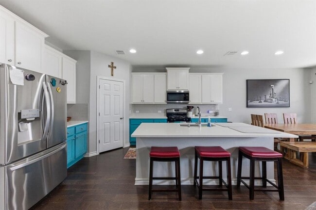 Building Photo - 2009 Los Olivios Wy