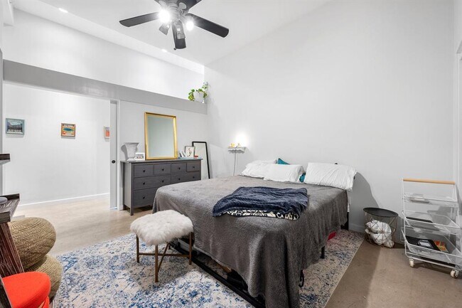 Building Photo - 507 Sabine St